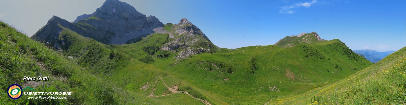 38 Vista panoramica sul Passo Branchino e verso la Corna Piana.jpg